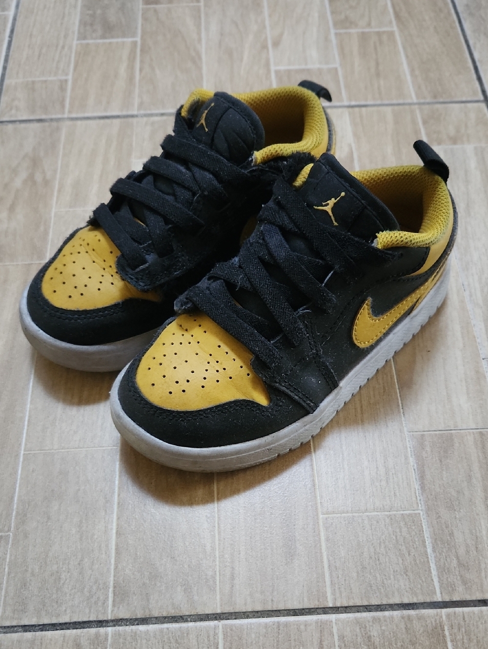 Jordan Kids Low-Top Sneakers in Black and Yellow. Velcro Sneakers
